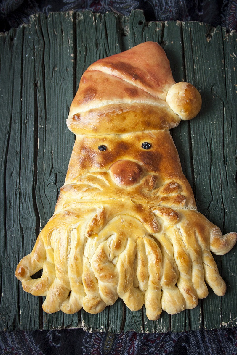 novogodišnji hleb u obliku Deda Mraza