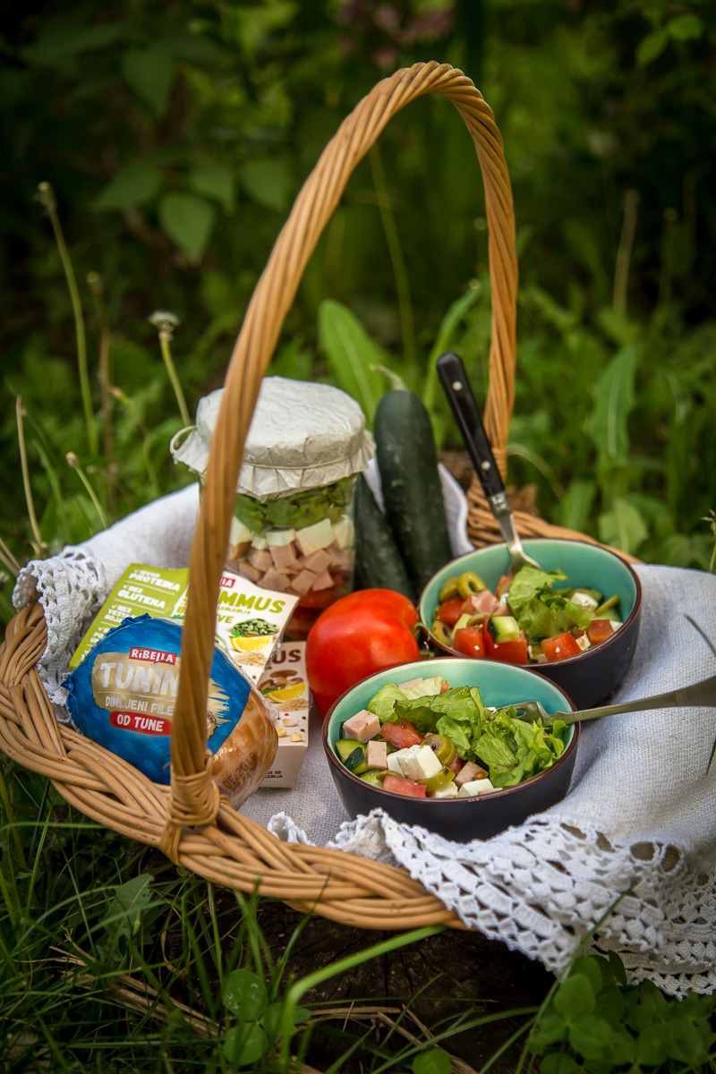 Piknik salata u tegli sa paradajzom, krastavcem i tuninom