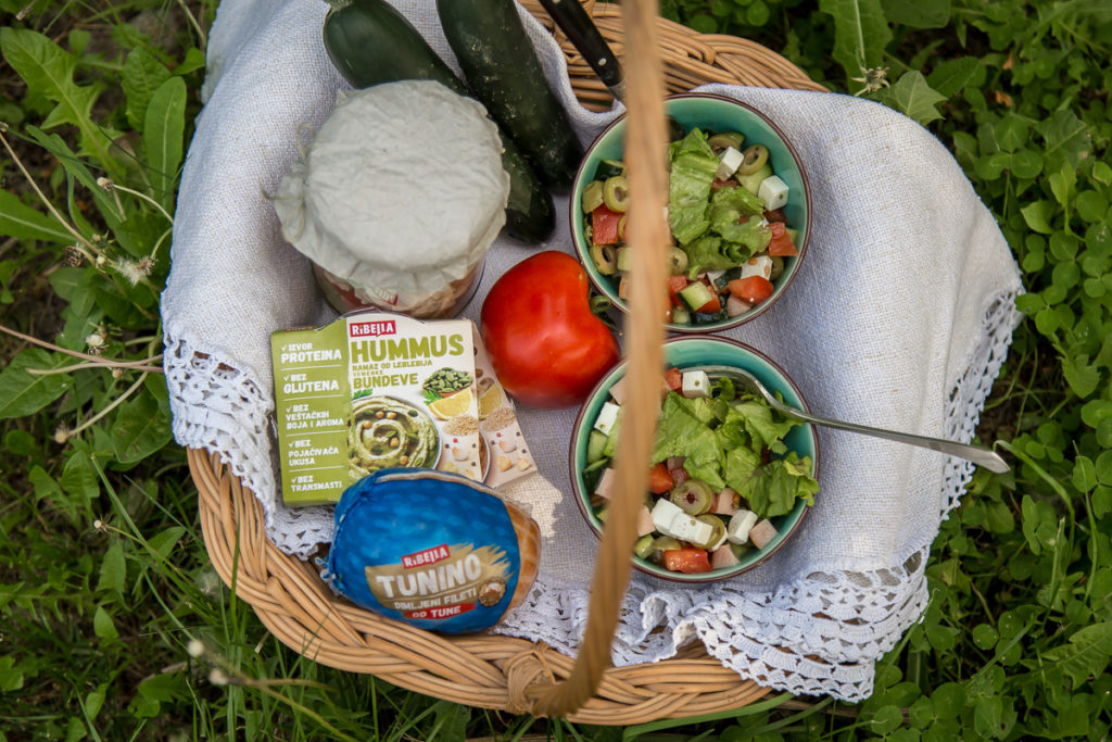Savršen piknik uz piknik salatu u tegli