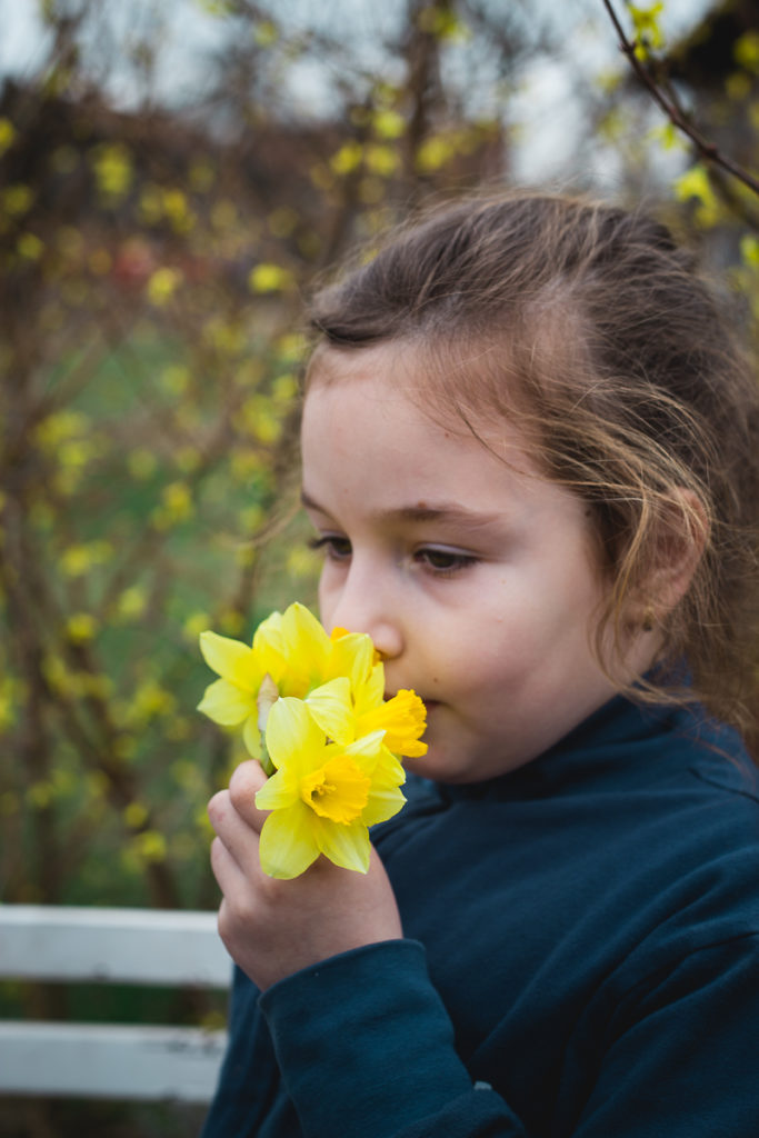Devojčica sa cvetom