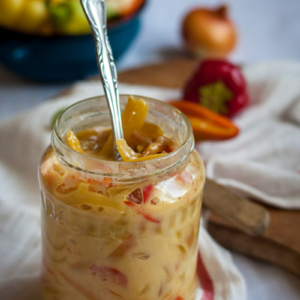 Domaća salata sa paprikom i lukom u tegli