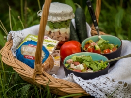 Piknik salata u tegli sa povrćem i tunino salamom