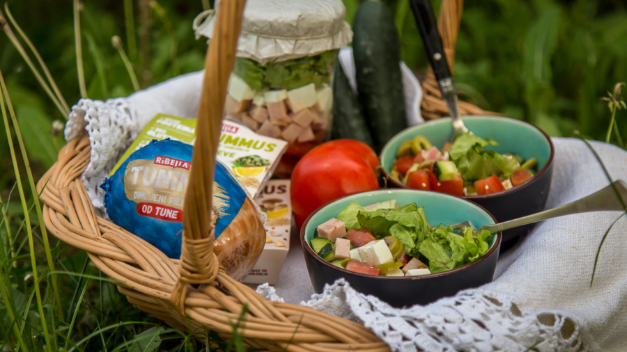 Piknik salata u tegli sa povrćem i tunino salamom