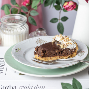 Čokolešnik tart parče na tanjiru