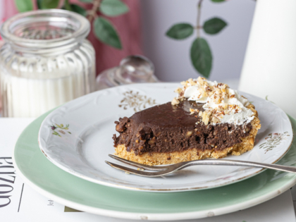 Čokolešnik tart parče na tanjiru
