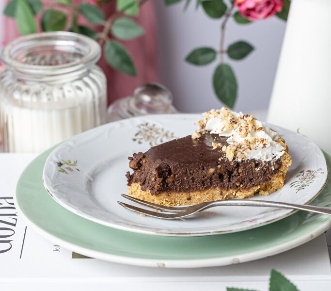 Čokolešnik tart parče na tanjiru
