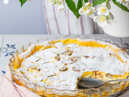 Clafoutis sa rabarbarom – rustični francuski desert iz rerne