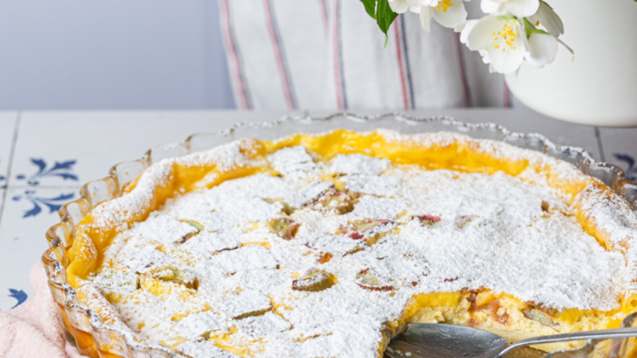 Clafoutis sa rabarbarom – rustični francuski desert iz rerne