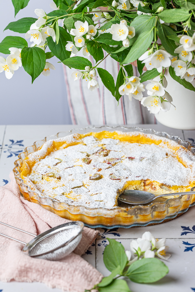 Clafoutis sa rabarbarom – rustični francuski desert iz rerne