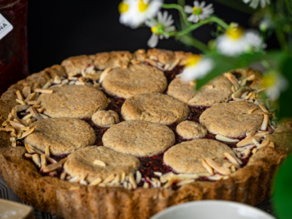 Lincer torta u celini na stolu