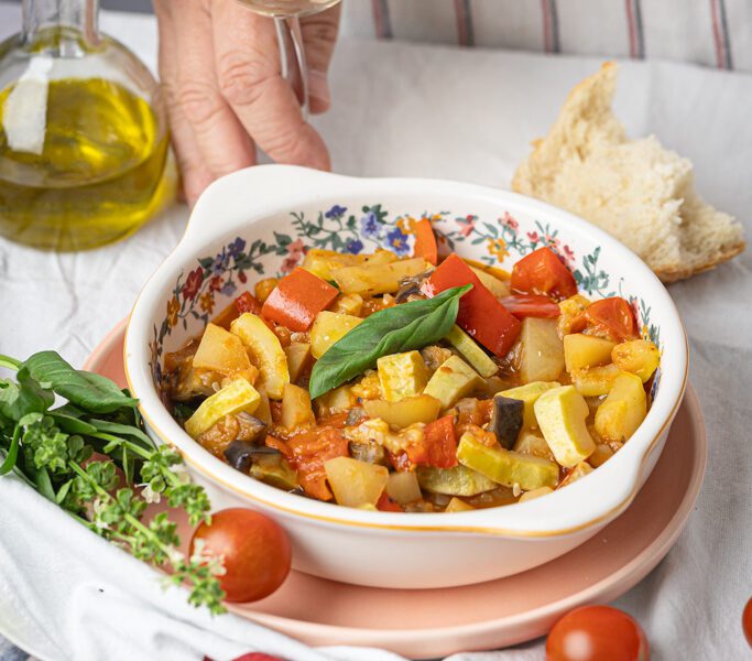 Letnje povrće u boji — krupno sečeni paradajz, tikvice i patlidžan u tradicionalnoj ciambotti